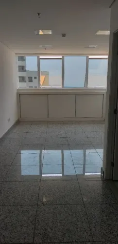 Sala em granito, projeto iluminação, ar-condicionado e garagem em Vila da Serra - Nova Lim