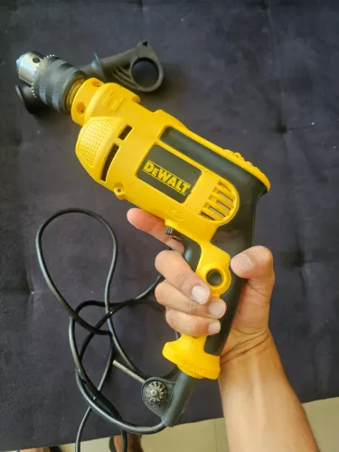 Furadeira de Impacto 13mm 650W DEWALT DWD502-B2 Com Velocidade Variável e Reversível