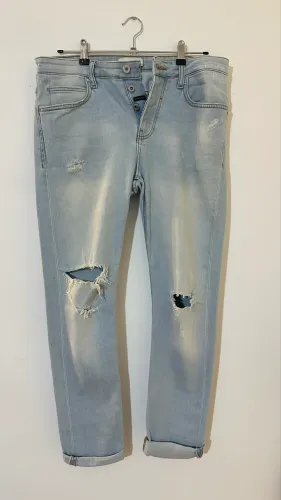 Calça jeans masculina zara reta com botão e rasgos azul clara