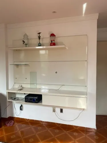 Painel de TV suspenso com bancada