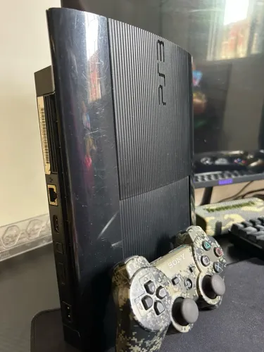 Dois PlayStation 3 - Um Slim e outro Super Slim