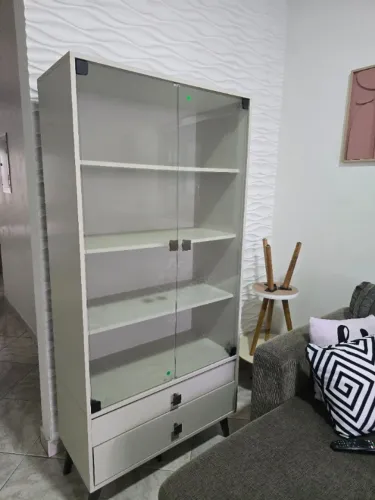 ARMÁRIO COM PORTAS DE VIDRO