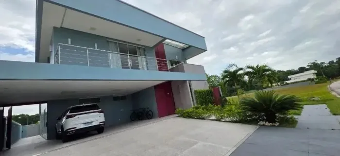 Cond. Jardins Coimbra, 468m², 4 suítes (todas com closet) e 3 vagas de garagem.