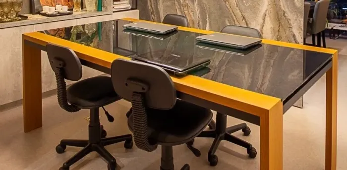 Mesa em madeira e vidro