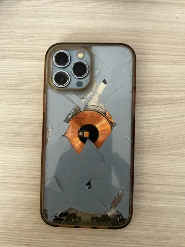 iPhone 13 Pro Max tela e vidro traseiro quebrados