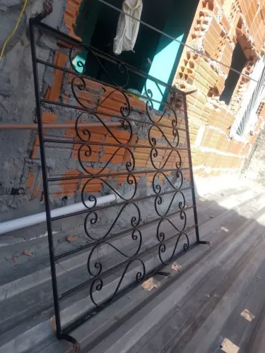 Janela de proteção de ferro e pia de cozinha 