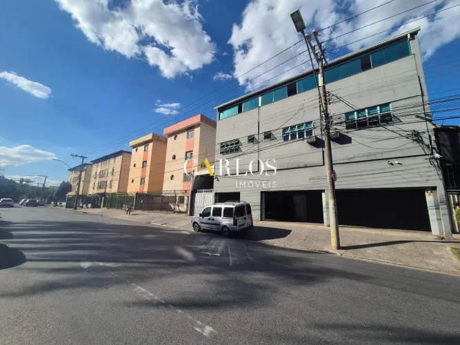 Prédio comercial de 03 andares em ponto de grande fluxo.