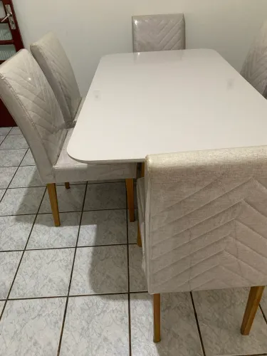 Mesa de jantar com 6 cadeiras revestidas com plástico transparente 