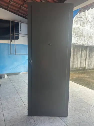Vendo 2 portas de madeira com os acessórios ,2 portas de vidro