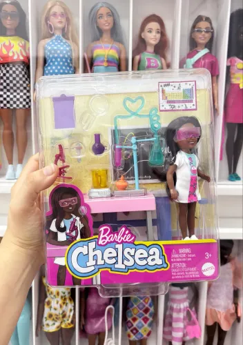 Barbie Chelsea cientista 