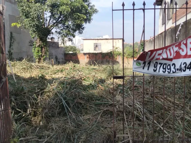 Vende-se terreno com excelente localização no Bairro Jardim Amália .