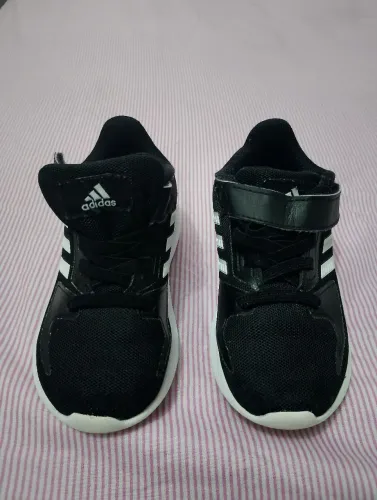Tênis Adidas infantil tamanho 22