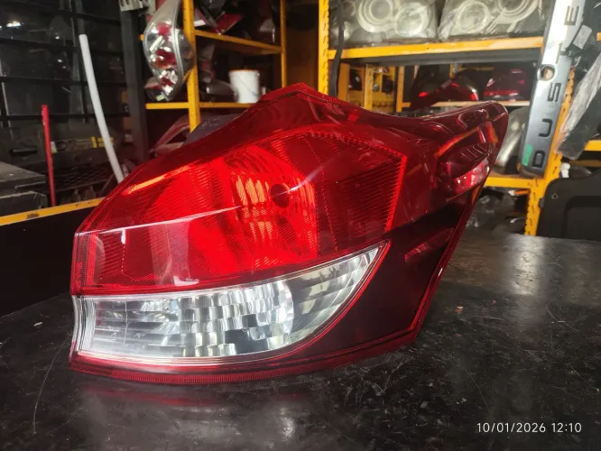 Lanterna direita Yaris Hatch 
