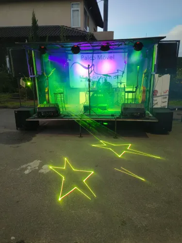 Palco móvel único no Brasil, com banheiro.