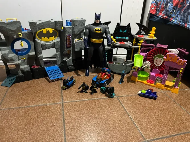 Kit brinquedos do batman e do coringa