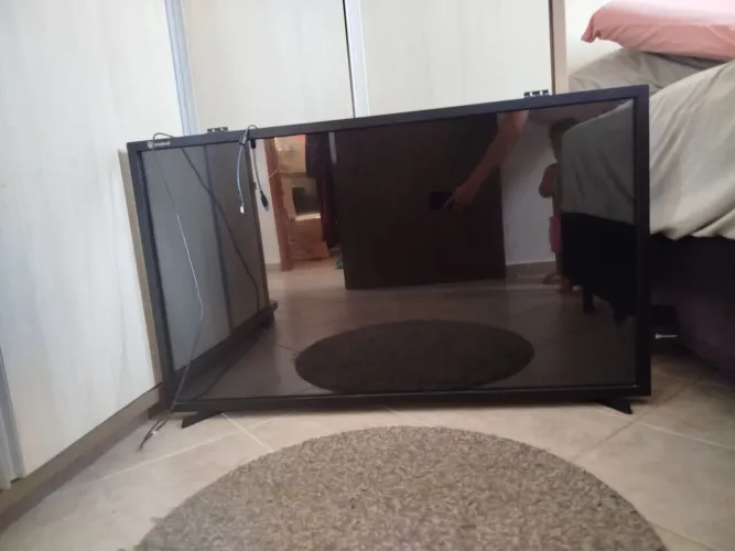 TV de 49 polegadas com moldura touchscreen