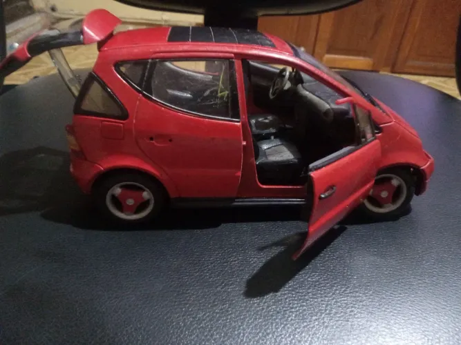 Vendo carrinho de coleção Mercedes-Bens A-Clas scale1 18