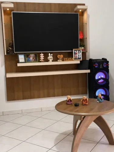 Vendo painel e mesa de centro