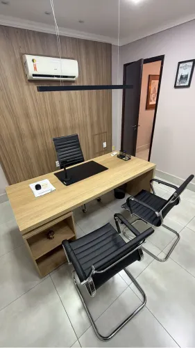 Mesa de escritório e cadeiras