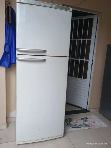 Vende- se geladeira Bosch. 440 Litros. Precisando colocar o motor, o dela parou.