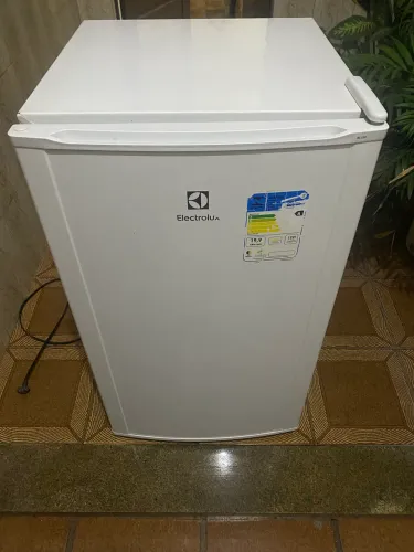 FRIGOBAR ELETROLUX 122LTS ( NOVINHO )