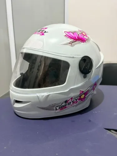 Capacete infantil. Tam53