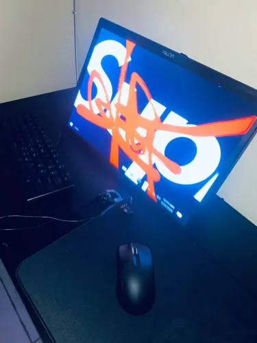 pc de entrada rodando varios jogos