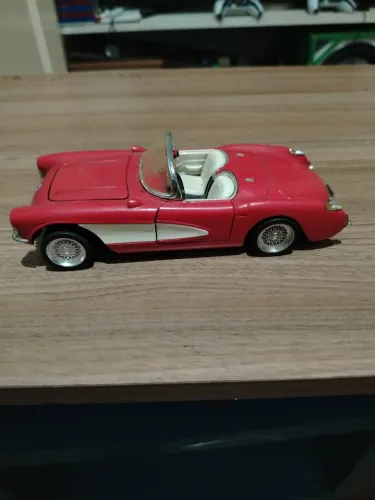 Carrinho Corvette década 1990 tem amortecedores nas rodas