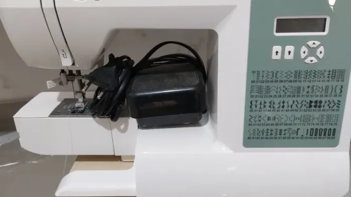 Máquina de costura nova com pontos decorativos Singer