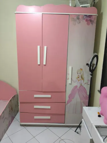 Cama e guarda roupa infantil menina