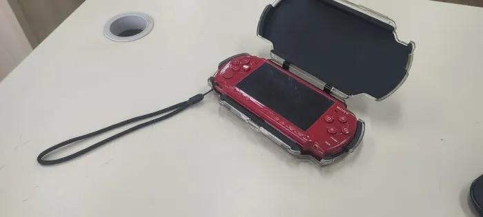 PSP 2000 Deep Red Desbloqueado + Case Logitech + Bateria Original Sony
