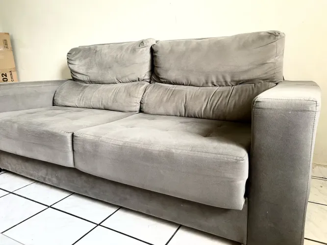 Sofá de 2 lugares em Suede