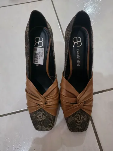 Scarpin Raphaella Booz couro e tecido tam 36, semi novo