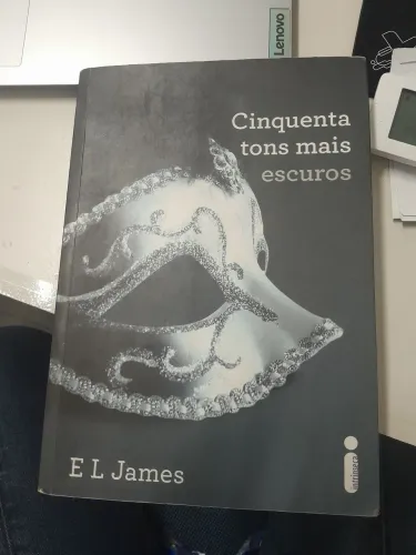 Livro Cinquenta tons mais escuro E L JAMES