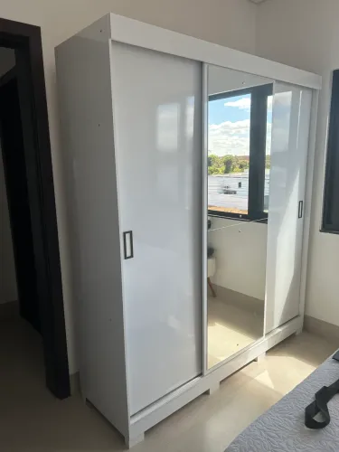? GUARDA-ROUPA DE CASAL SEMINOVO COM ESPELHO ? ? Moderno, espaçoso e novo
