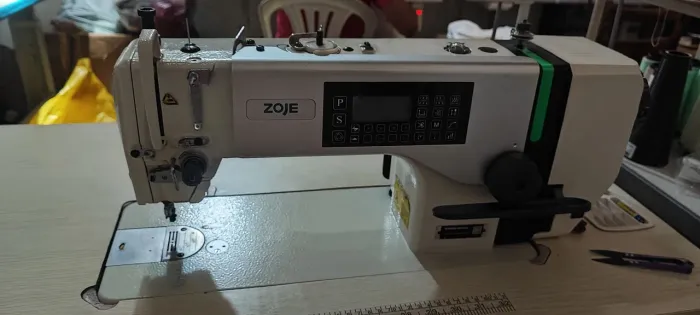 Máquina de costura zoje 