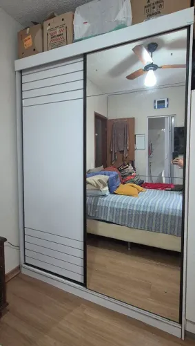 Armário 2 portas de correr sendo uma com espelho 3 gavetas