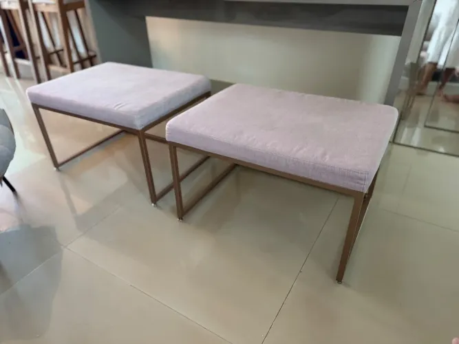 Bancos com pé de ferro rose gold
