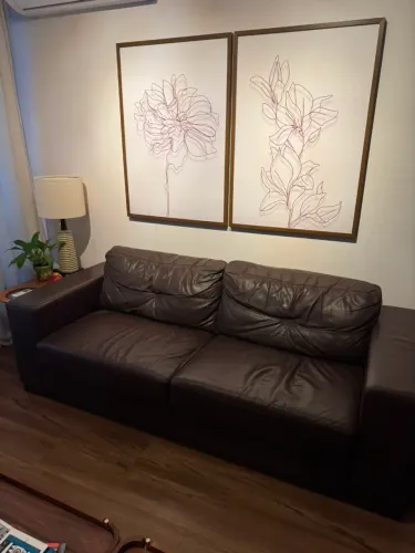 VENDO sofá 3 lugares Couro legítimo Marrom-escuro Impecável e Confortável 