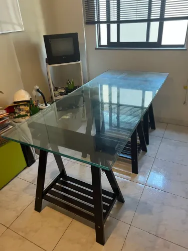 Mesa - tampos de vidro e cavaletes