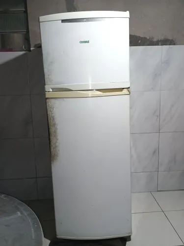 VENDE-SE GELADEIRA SEMI-NOVA