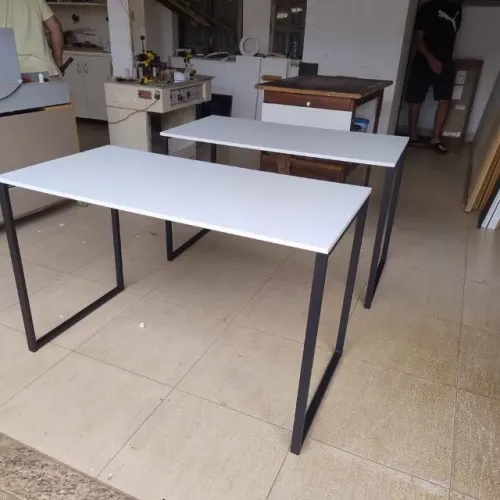 Mesa em MDF e pes em Metalon Sob medidas