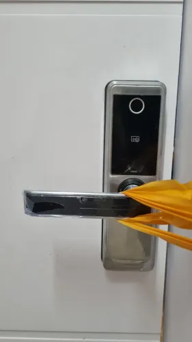 Porta de entrada com biometria 92x2,10