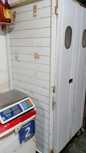 Vende-se balcão e armário de bandeja pequena