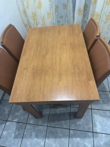 Conjunto de mesa e 4 cadeiras de madeira