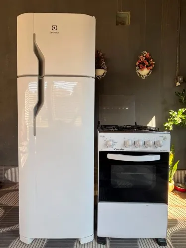 Geladeira Duplex Electrolux (8 meses de uso) + Fogão 4 bocas elétrico (semi-novos) entrego