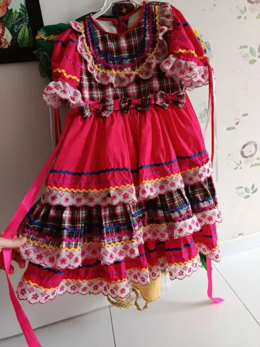 Vestido veste de 2 a 4 anos. Sandália tamanho 30 a 32