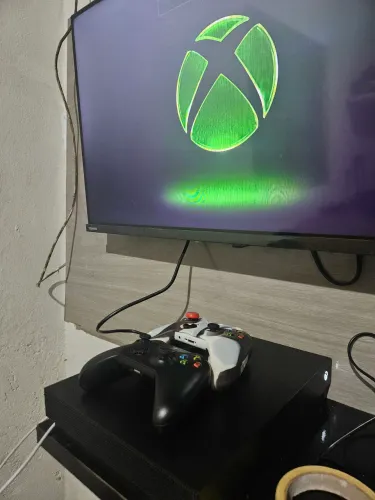 Xbox one X, 1TB 4K dois controles