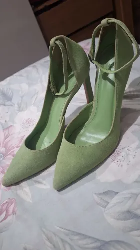 Scarpin verde de couro