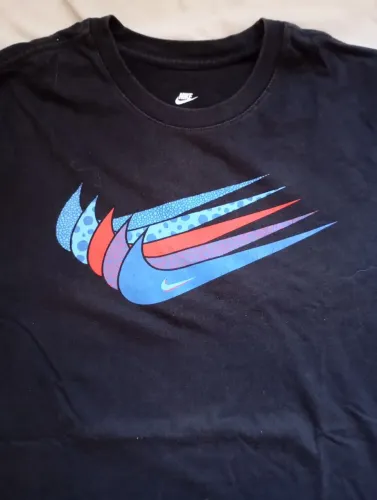 Camiseta Nike com design moderno